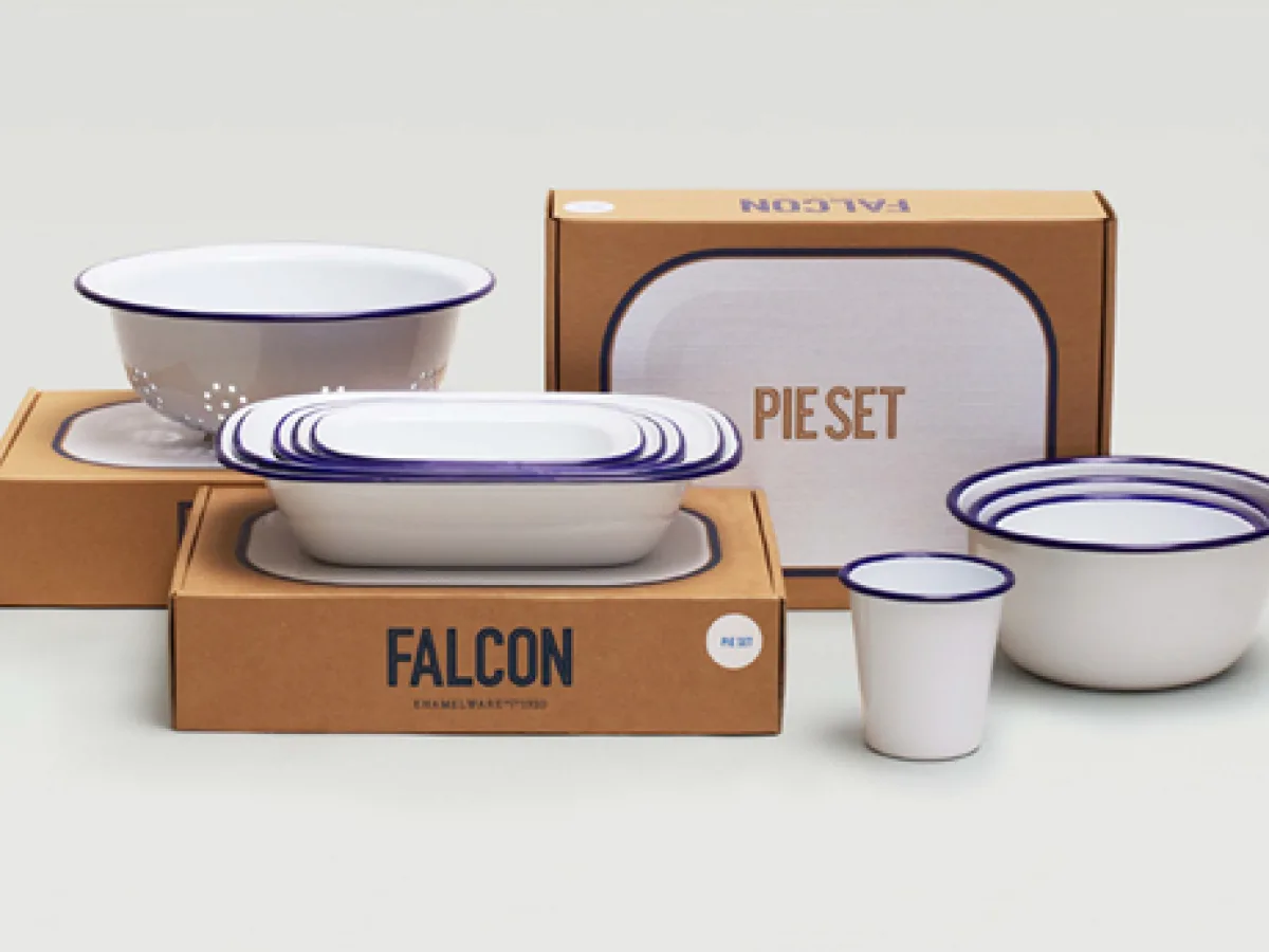 흰색 바탕과 파란 테두리의 Falcon 법랑 그릇 세트